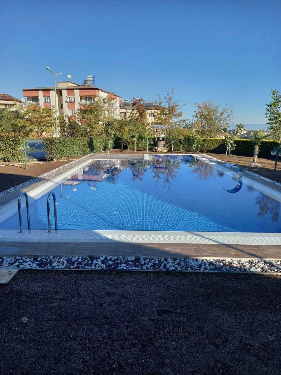 Safir Havuzları'nın benzersiz tasarımlarıyla göz alıcı bir yüzme havuzu deneyimi yaşayın. Mavi gökyüzü altında huzur bulun.